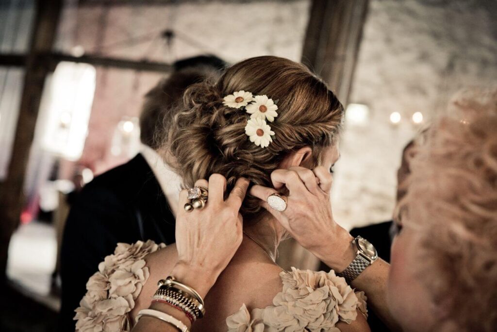Fryzura ślubna poprawianie fryzury podczas wesela