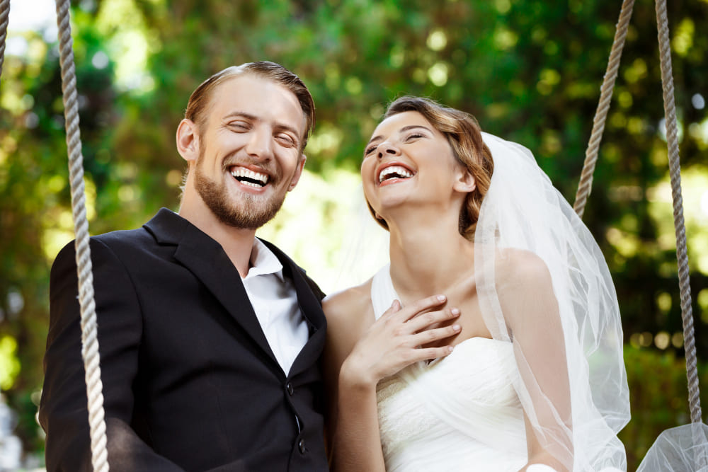 Mężczyzna i kobieta uśmiechają się po ślubie